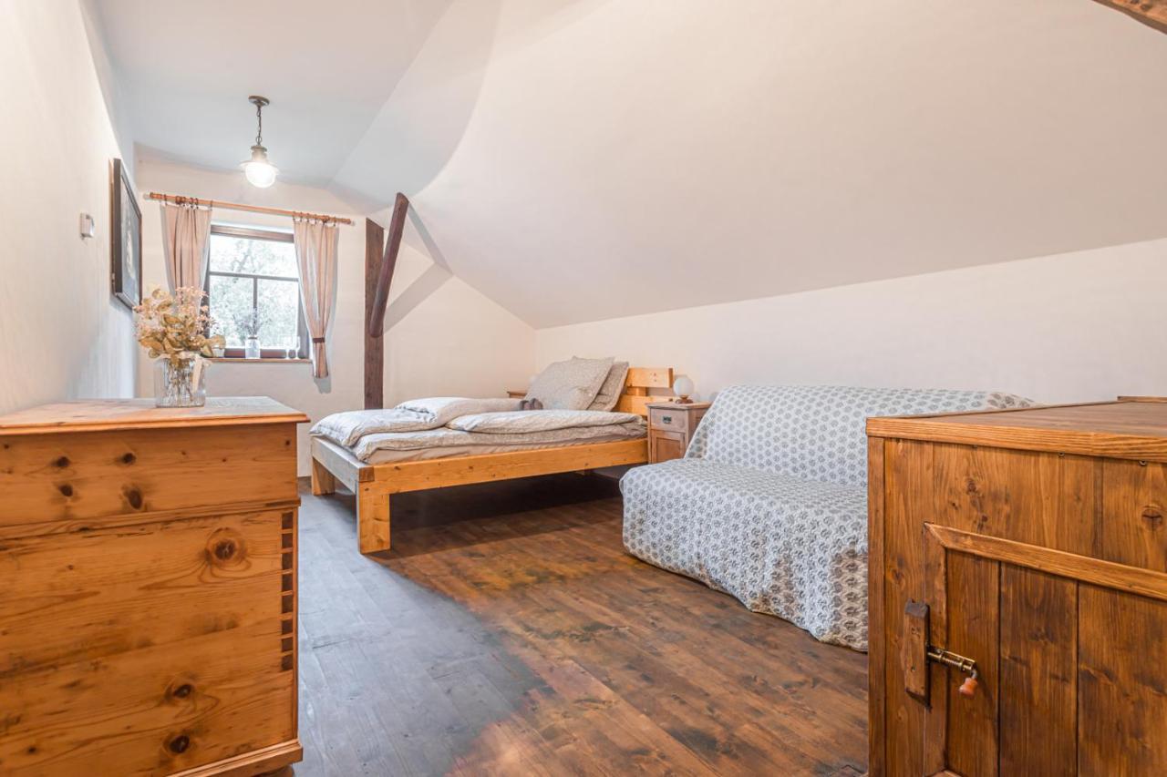 Buskovsky Mlyn 1580 Hotel Dolni Bousov Bagian luar foto