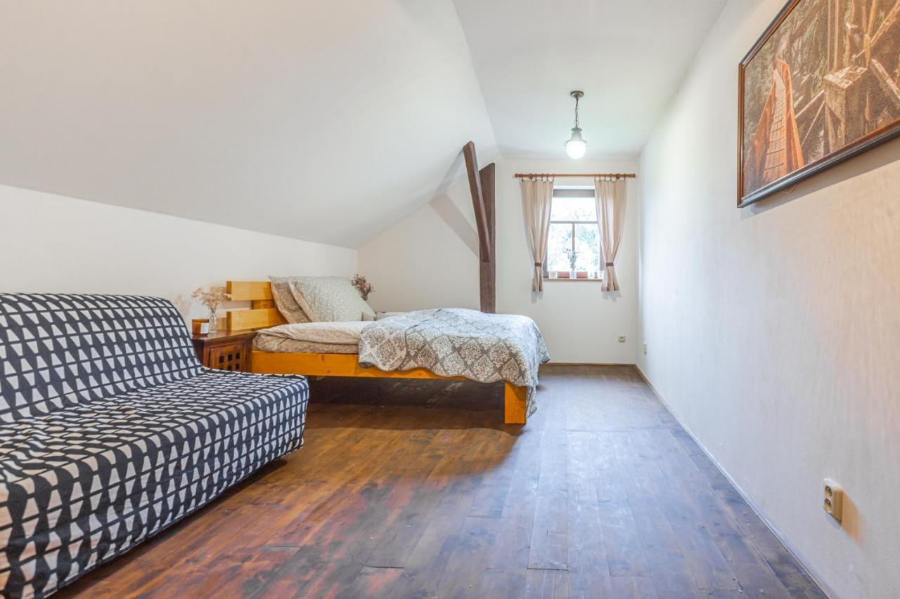 Buskovsky Mlyn 1580 Hotel Dolni Bousov Bagian luar foto