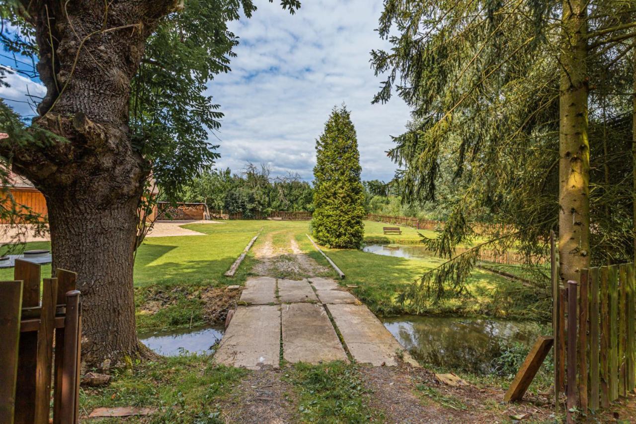 Buskovsky Mlyn 1580 Hotel Dolni Bousov Bagian luar foto