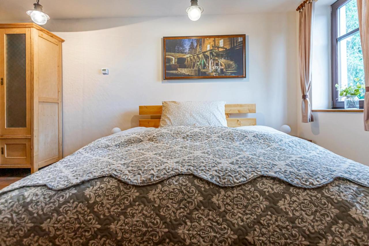 Buskovsky Mlyn 1580 Hotel Dolni Bousov Bagian luar foto