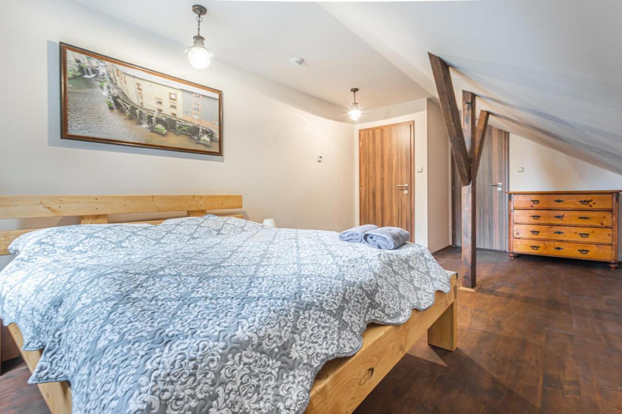 Buskovsky Mlyn 1580 Hotel Dolni Bousov Bagian luar foto