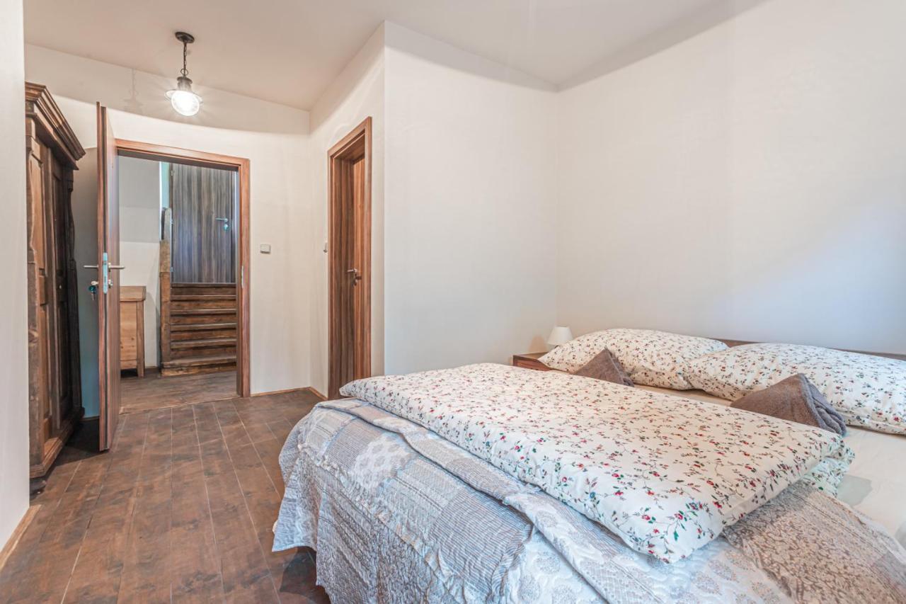 Buskovsky Mlyn 1580 Hotel Dolni Bousov Bagian luar foto