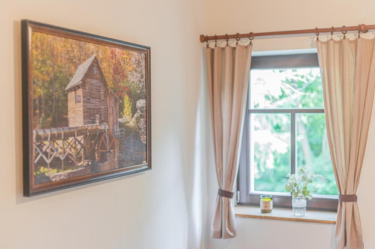 Buskovsky Mlyn 1580 Hotel Dolni Bousov Bagian luar foto