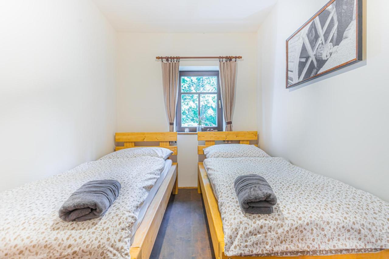 Buskovsky Mlyn 1580 Hotel Dolni Bousov Bagian luar foto