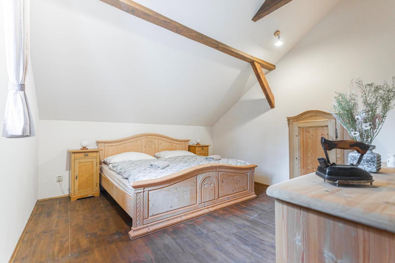 Buskovsky Mlyn 1580 Hotel Dolni Bousov Bagian luar foto