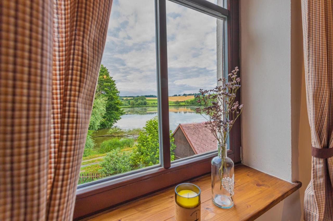 Buskovsky Mlyn 1580 Hotel Dolni Bousov Bagian luar foto
