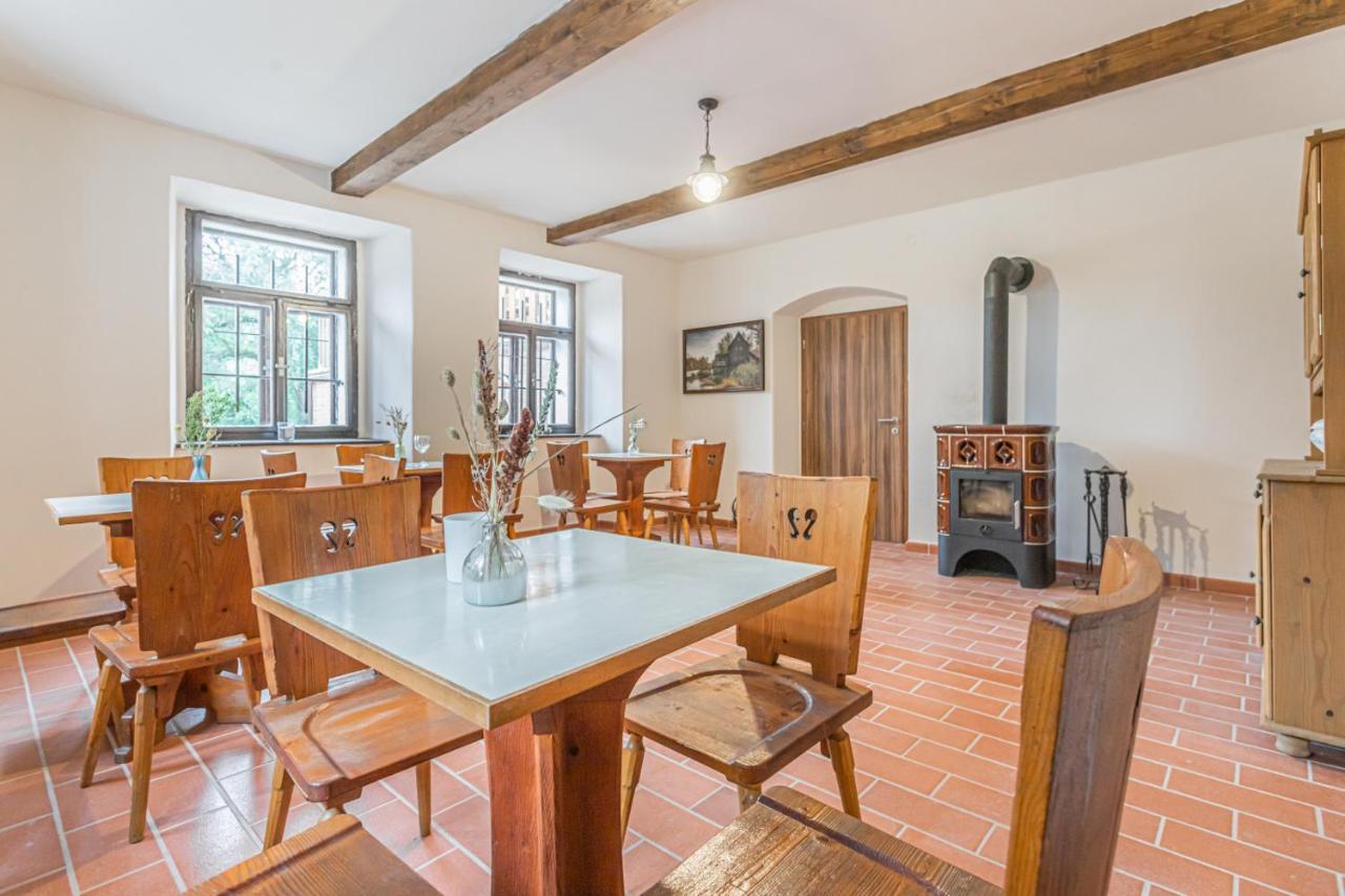 Buskovsky Mlyn 1580 Hotel Dolni Bousov Bagian luar foto