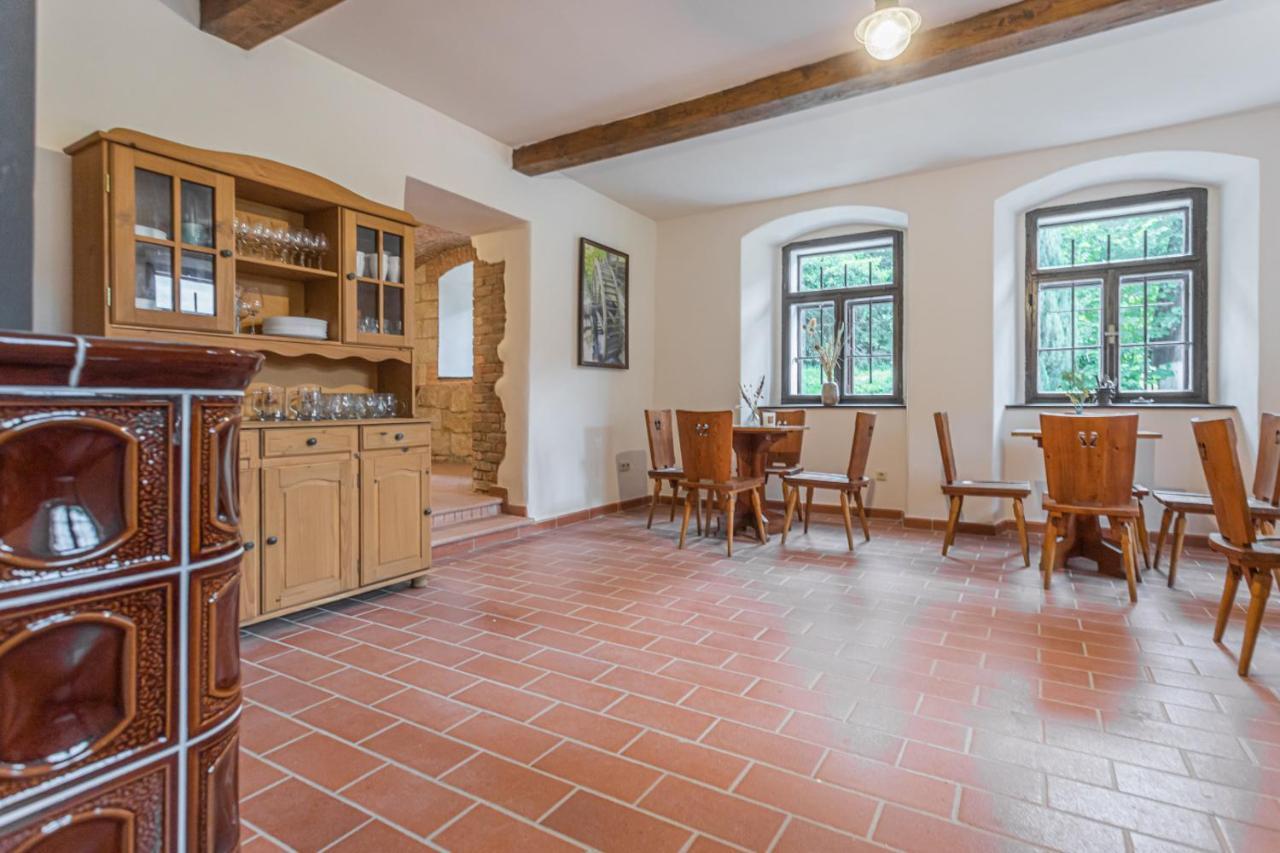 Buskovsky Mlyn 1580 Hotel Dolni Bousov Bagian luar foto