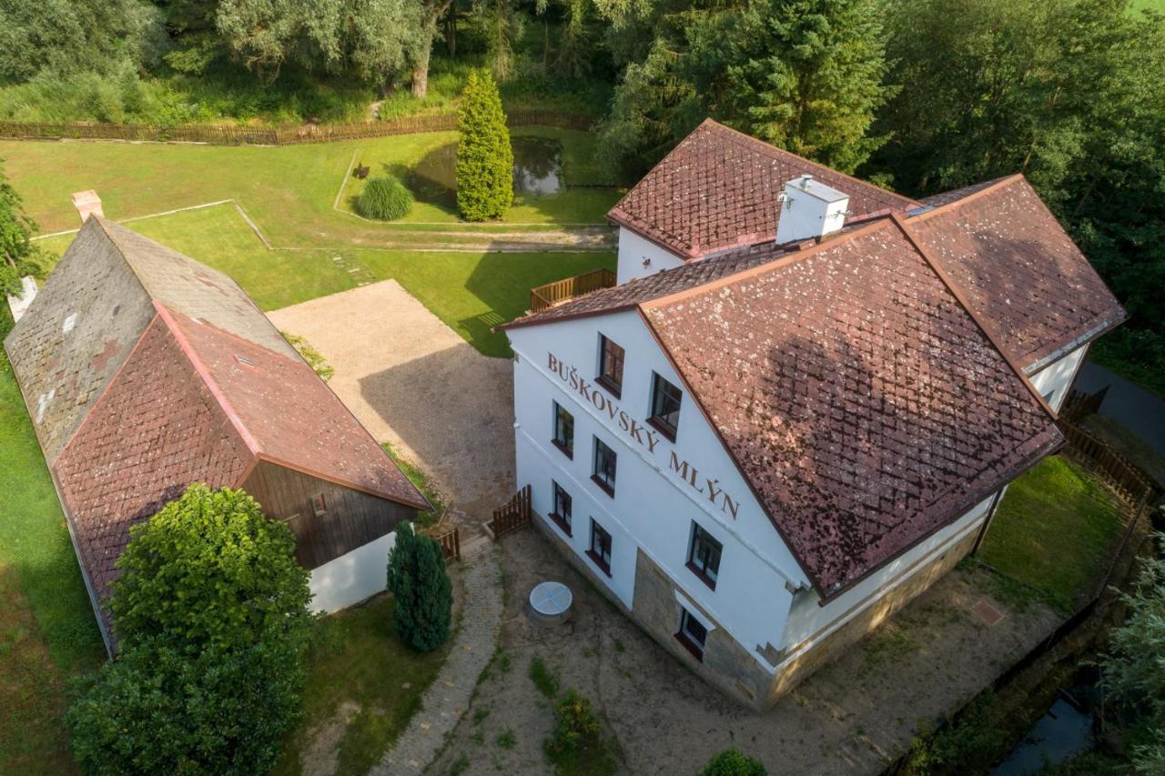 Buskovsky Mlyn 1580 Hotel Dolni Bousov Bagian luar foto