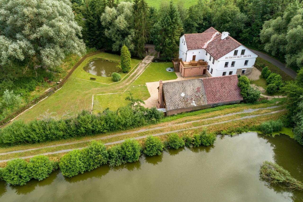 Buskovsky Mlyn 1580 Hotel Dolni Bousov Bagian luar foto