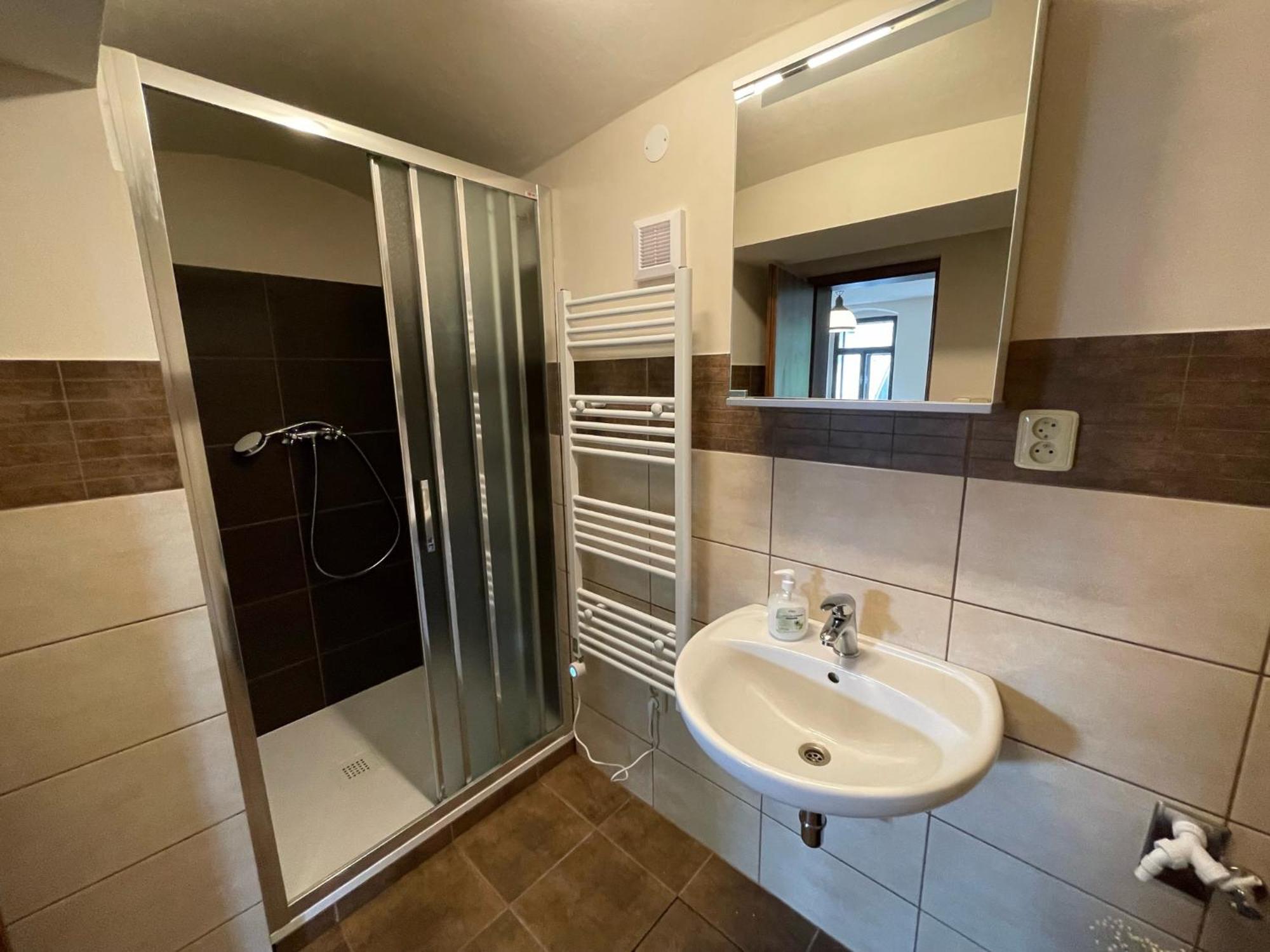 Buskovsky Mlyn 1580 Hotel Dolni Bousov Ruang foto